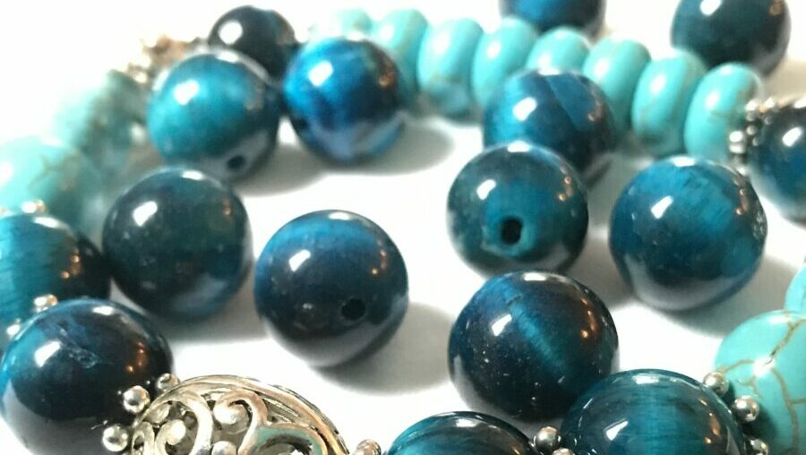 De kracht van kleur in sieraden