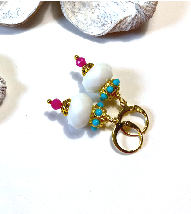 Witte boho oorbellen met roze Toermalijn en turquoise accenten