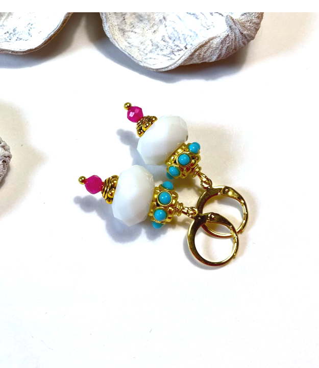 Witte boho oorbellen met roze Toermalijn en turquoise accenten