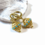 Kleine goudkleurige huggie hoops oorbellen met turquoise