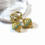 Kleine goudkleurige huggie hoops oorbellen met turquoise