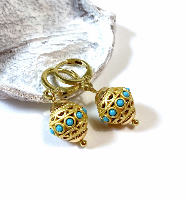 Kleine goudkleurige huggie hoops oorbellen met turquoise