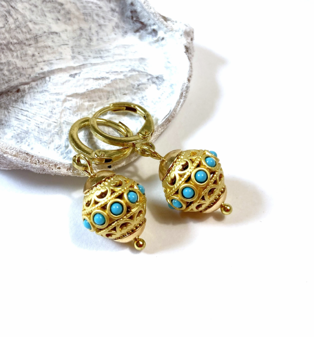 Kleine goudkleurige huggie hoops oorbellen met turquoise
