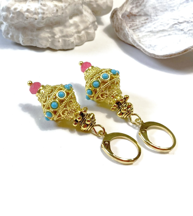 Goudkleurige statement oorbellen met turquoise en roze toermalijn