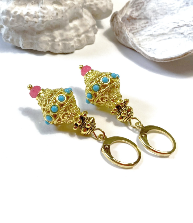 Goudkleurige statement oorbellen met turquoise en roze toermalijn