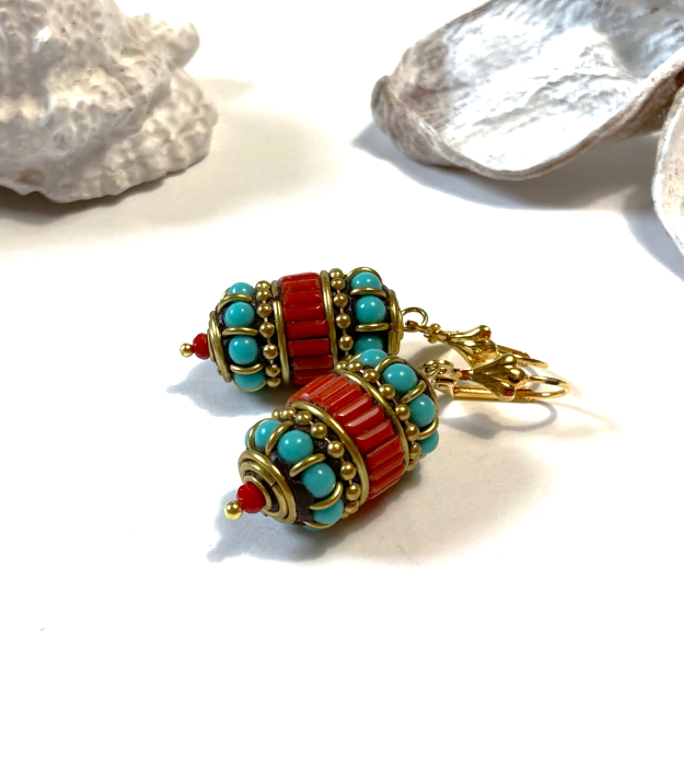 Grote turquoise met rode statement oorbellen
