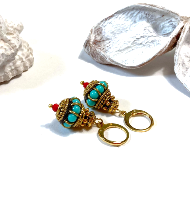 Turquoise met gouden boho oorbellen met rood