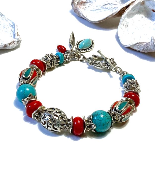 Rood met turquoise bedelarmband in zilver
