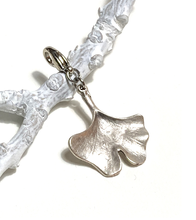 Verzilverde Ginkgo Biloba hanger