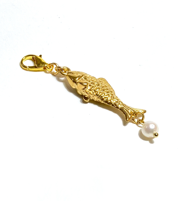 Gouden vis hanger met zoetwaterparel