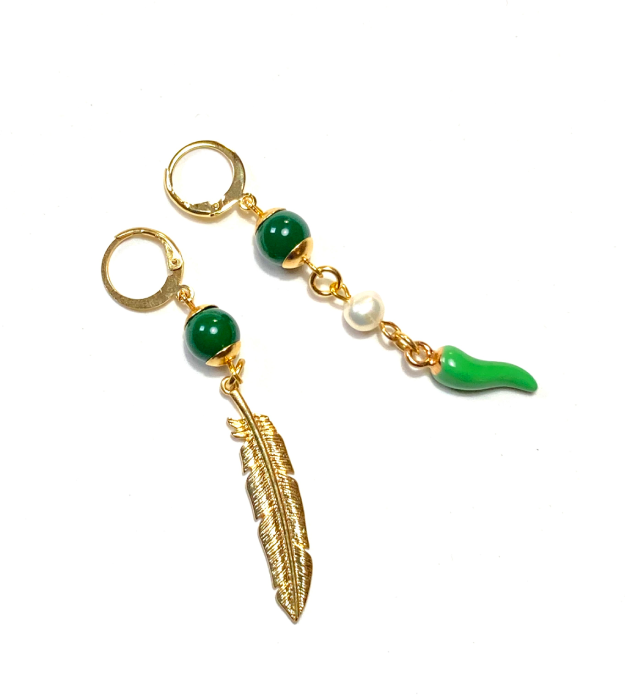 Groene Oorbellen met Veertje en Groen Pepertje in goud