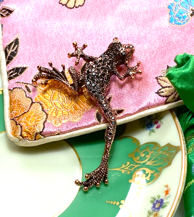 Bruine Kikker Broche met Zwarte Strass Steentjes