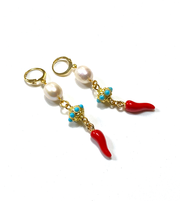 Gouden Oorbellen met Zoetwaterparels en Rode Pepertjes
