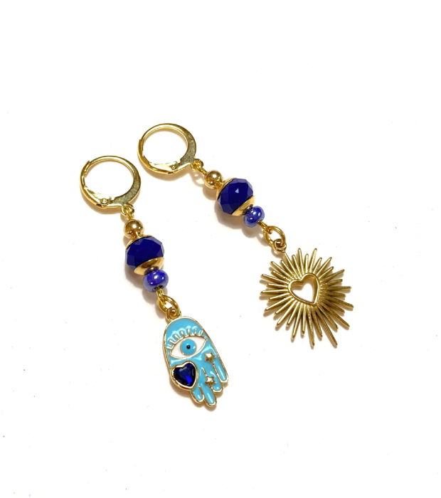 Blue Night Mystery – Blauwe Asymmetrische Huggie Hoops Oorbellen met Hartje & Tarot Hand