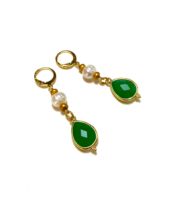 Lente Fris Groene Oorbellen met Zoetwaterparels en Vergulde Huggie Hoops