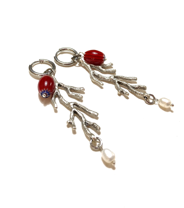 Oceaan oorbellen met koraaltakjes en zoetwaterpareltjes in rood en zilver