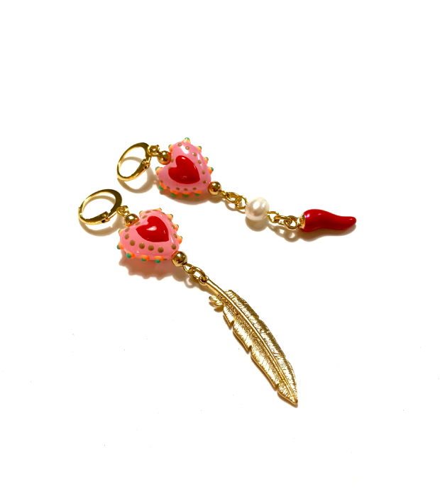 roze hartjes oorbellen met veertje en rood pepertje