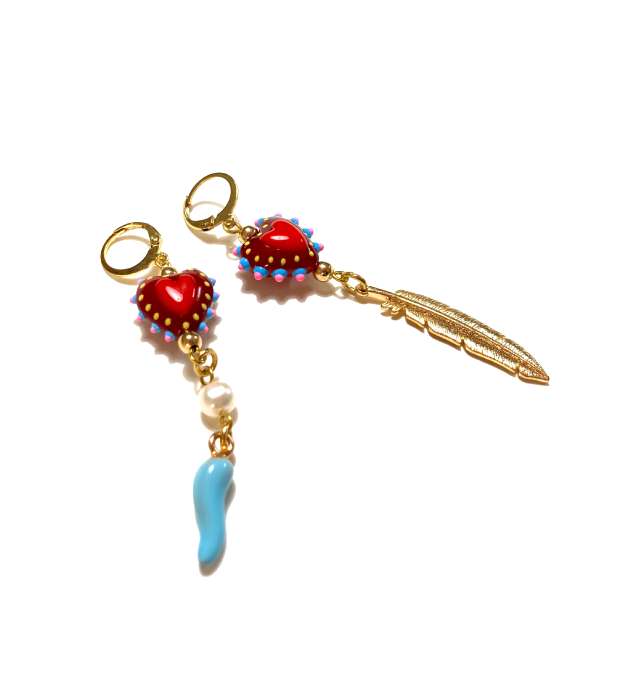 Donkerrode Hartjes Oorbellen met Veertje en Lichtblauw Pepertje