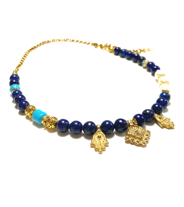 Blauwe Lapis Ketting met Hamsa Bedels in goud 2